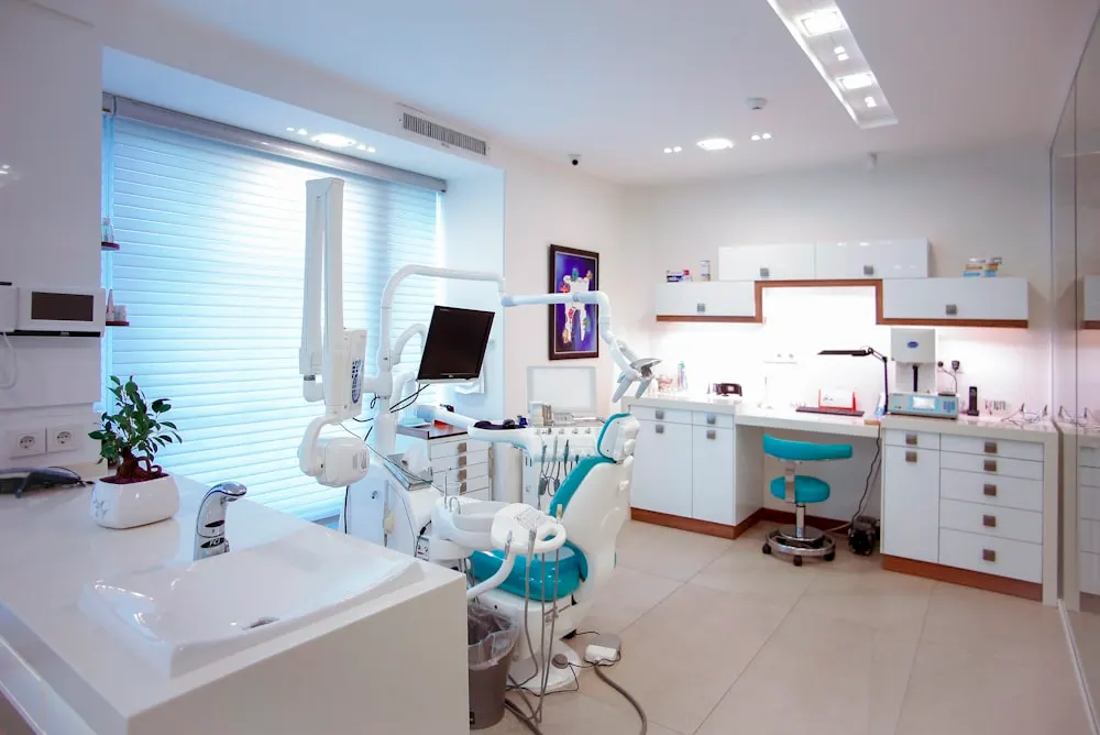Dentista explicando tratamento